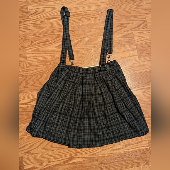 Hot Topic pleated skirt with suspenders - Picture 4 of 7
